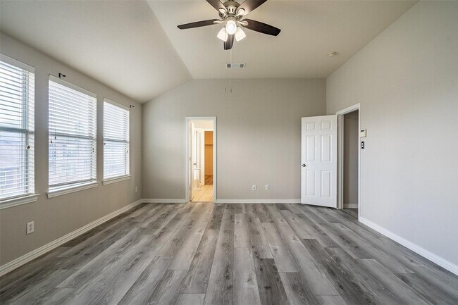 Building Photo - 1528 Canary Dr