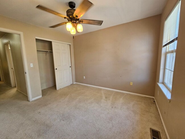Building Photo - Beautiful Townhome - Great Location - Gara...
