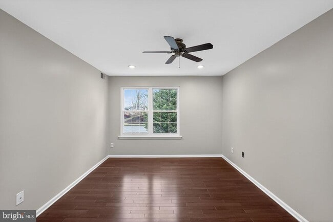 Building Photo - 8022 Beacon Hill Dr