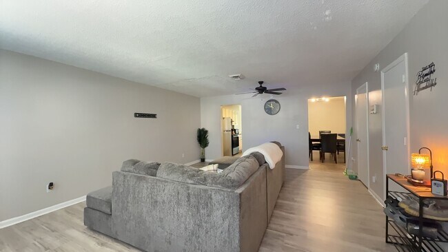 Building Photo - Beautiful 3BR Townhome in Gated Kings Square Community