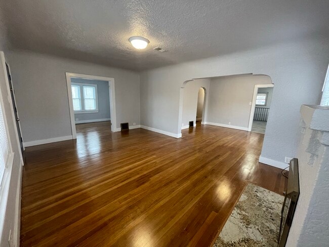 Building Photo - 405 Vassar Dr SE