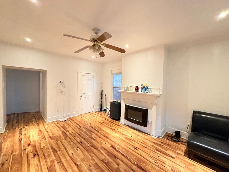 Building Photo - 5818 Hobart St