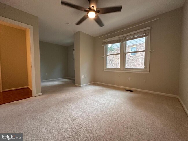 Building Photo - 13 Carriage House Cir