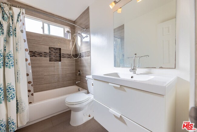 Building Photo - 1118 Waterloo St