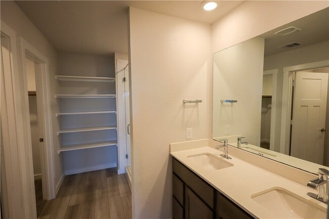 Building Photo - 910 Kickapoo Ln