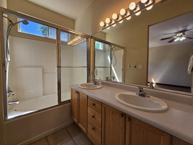 Building Photo - 9 Autumn Light Pl