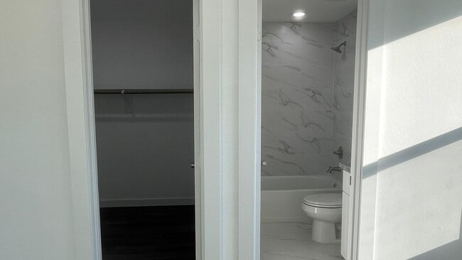 Building Photo - Beautiful house, perfect for families!!