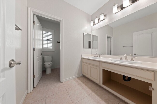 Building Photo - Luxury Living in Henderson's Tuscany: Spacious 4 Bedroom Home with Expansive Yard & More!