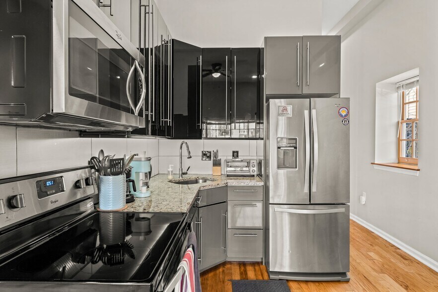 Building Photo - 261 S 17th St