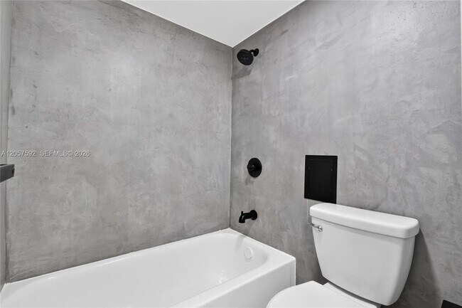 Building Photo - 3301 N Country Club Dr