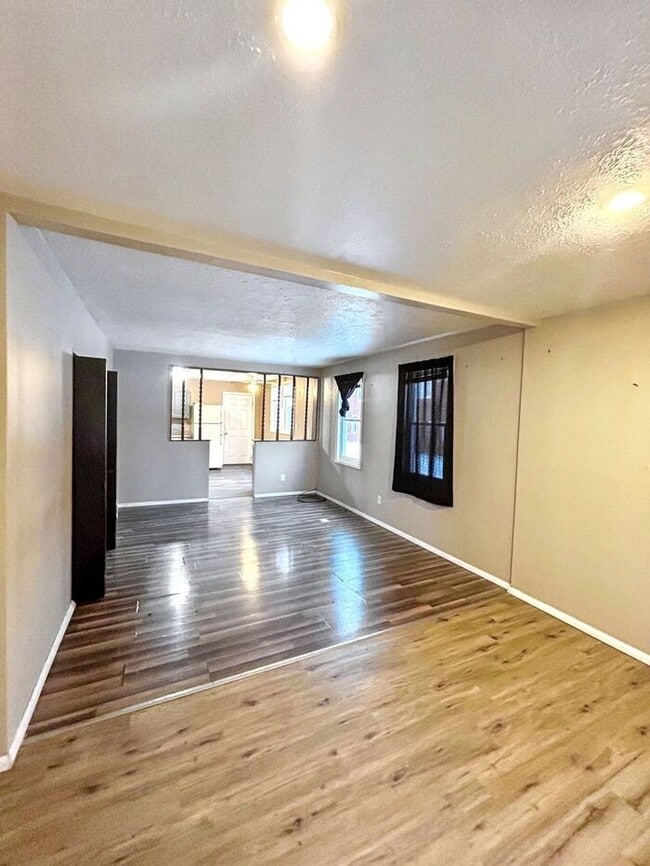 Building Photo - Charming 3-Bedroom Home with Modern Comfor...