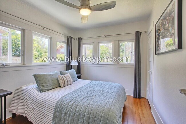Building Photo - 3 Bed, 2 Bath Home Near McMenamins Kennedy School in NE Portland
