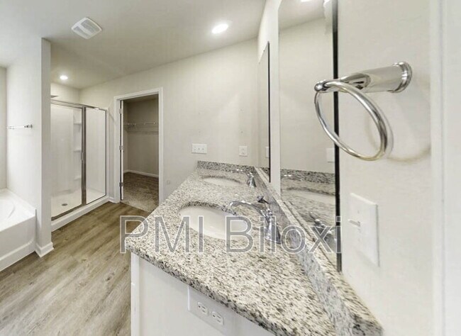 Building Photo - 1005 Enclave Cir