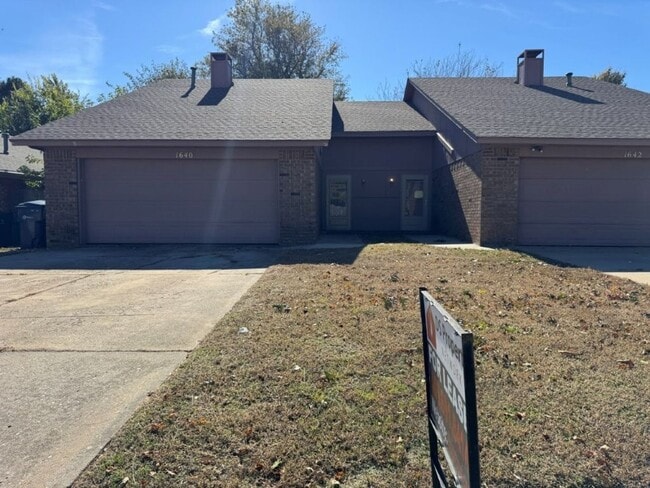 Building Photo - 2 bed 2 bath duplex refreshed with new flooring and bathroom countertops and paint, spacious and ...