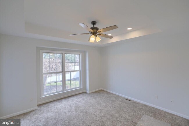 Building Photo - 8 Longwood Dr