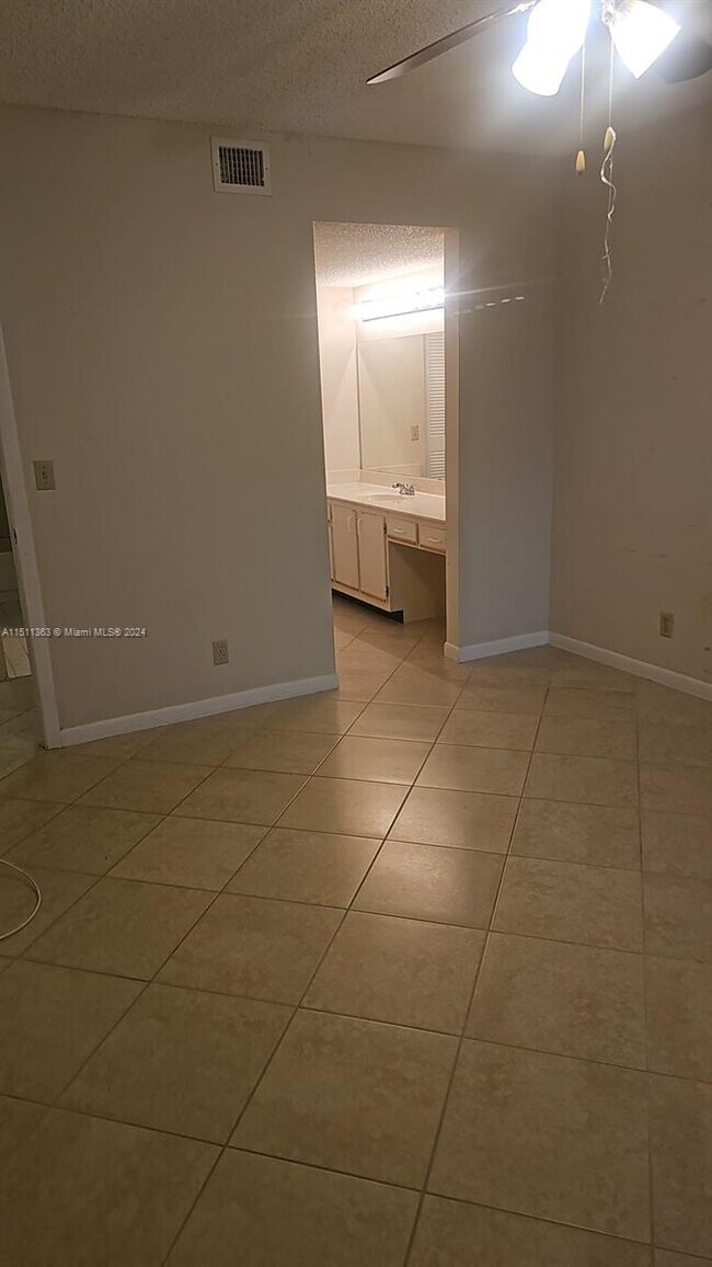 Building Photo - 9877 Westview Dr