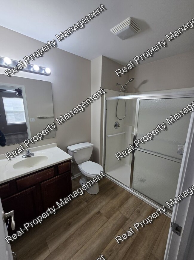 Building Photo - Updated Three Bedroom Duplex