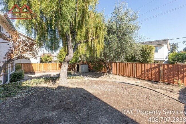 Building Photo - 1050 Oaktree Dr