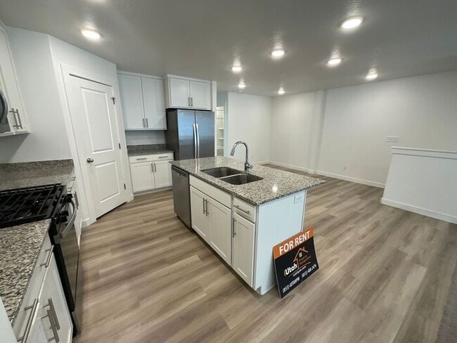 Building Photo - 4 Bedroom 3 Bath 2200 Sq ft Home 2 Car Garage.