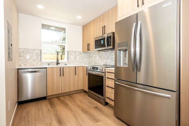 Building Photo - New Modern Ballard Townhouse | 3BR/2BA | Private Patio & Backyard