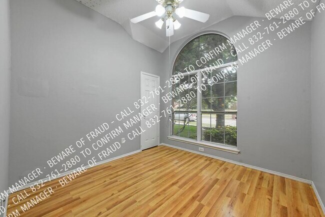 Building Photo - 9940 Queens Rd