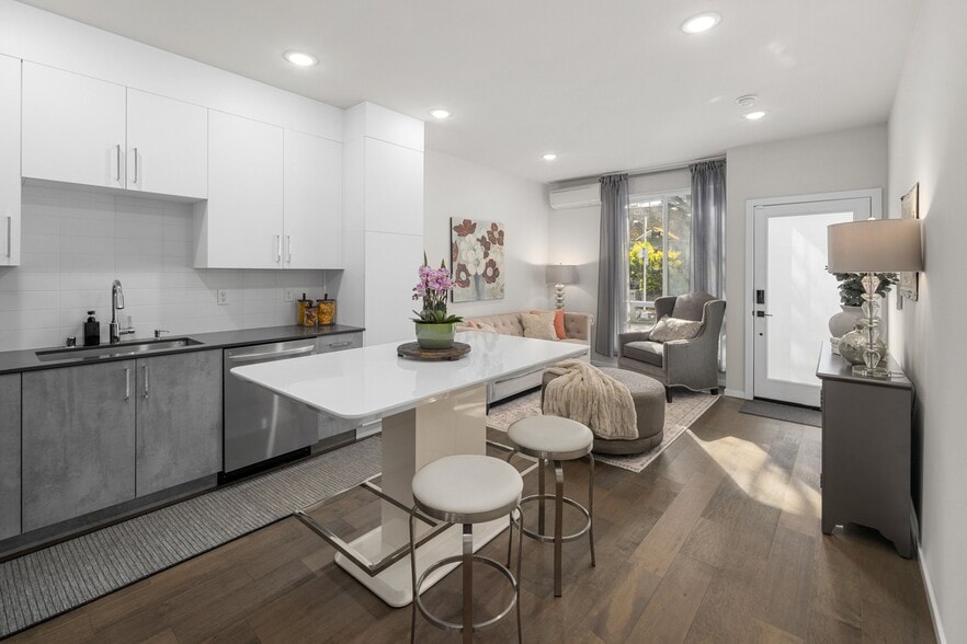 Building Photo - 1816 15th Ave S