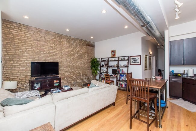Building Photo - Condo Quality 1Bed/1 Bath in Hot Bucktown/Wicker Park Location! Central Air & In-Unit Laundry!