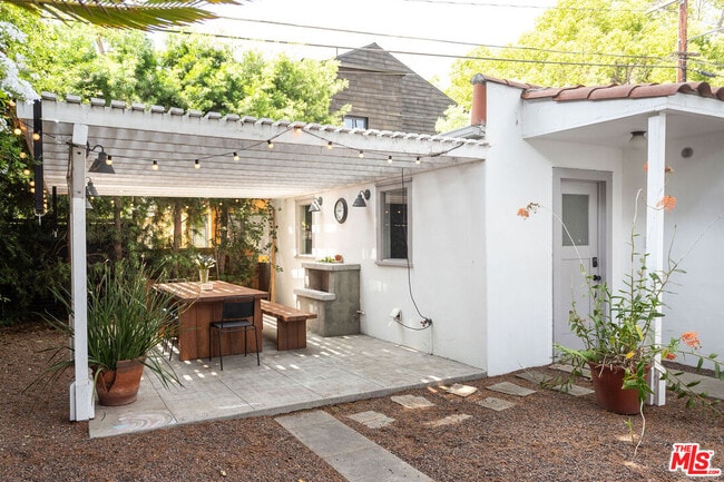 Building Photo - 2027 Canyon Dr