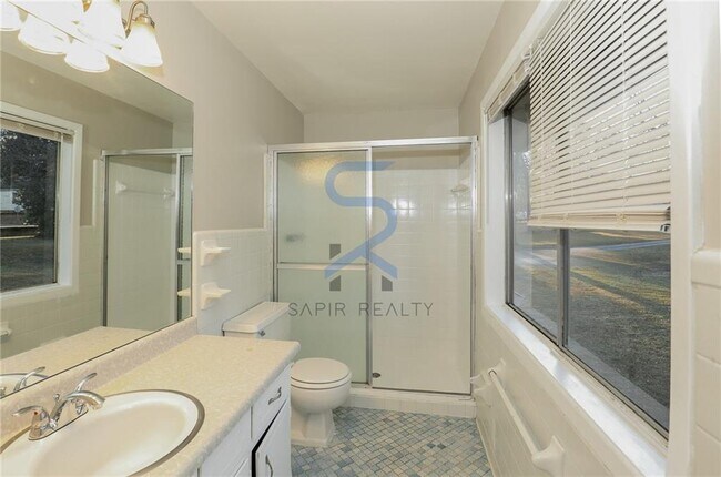 Building Photo - 507 Menefee St