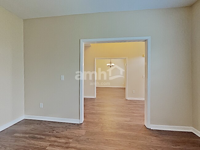 Building Photo - 1039 Vanguard Dr