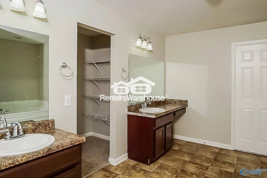 Building Photo - 123 Forestbrook Dr