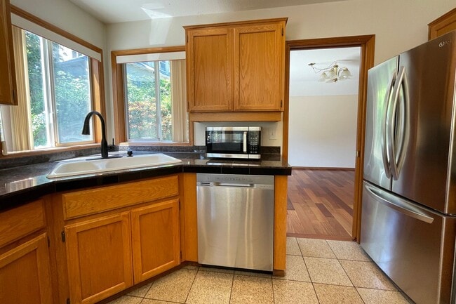 Building Photo - Gorgeous Beaverton home available with att...