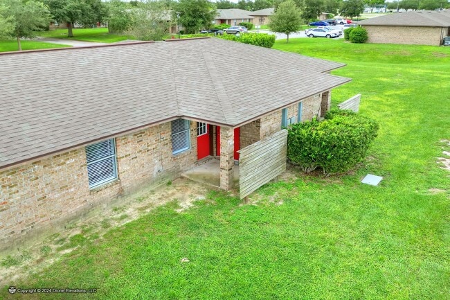 Building Photo - ***Cute 2 Bedroom Apartment in Eagle Lake***