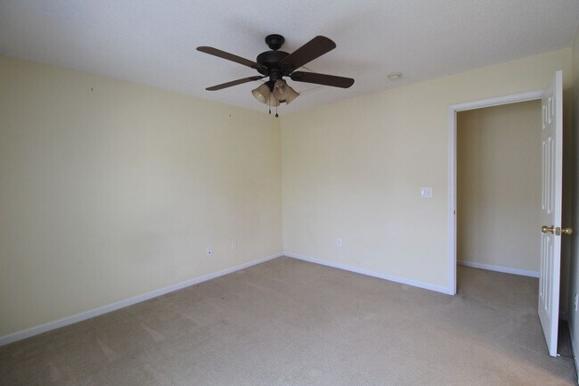 Building Photo - Liberty Square townhome