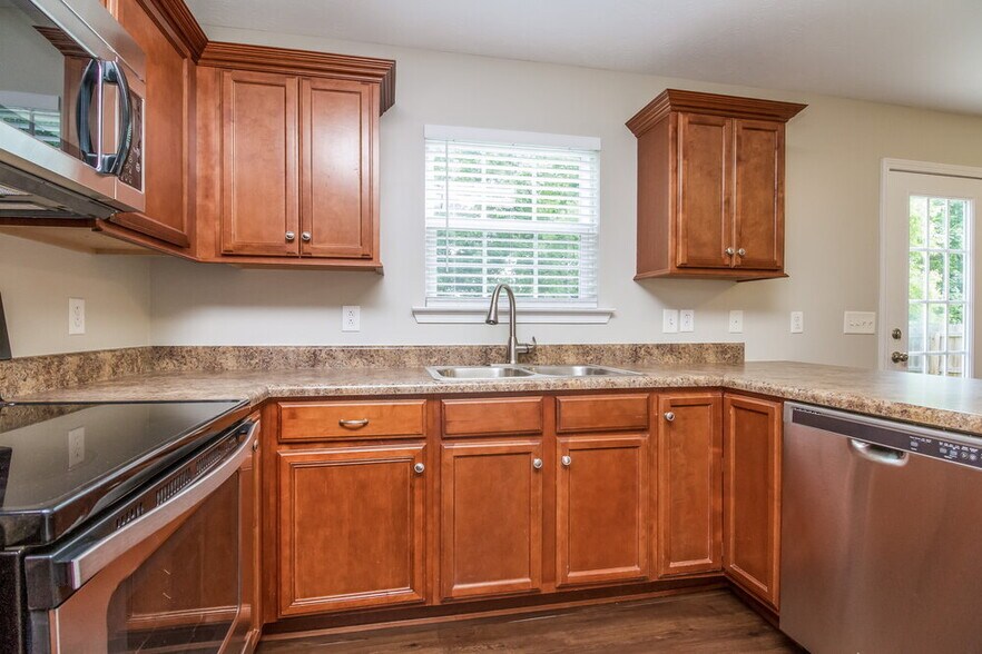 Building Photo - 159 Lyndhurst Dr