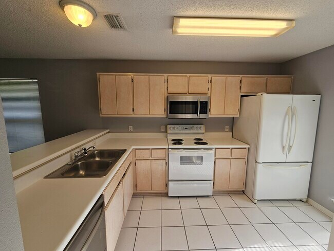 Building Photo - 2787 Bay Club Dr
