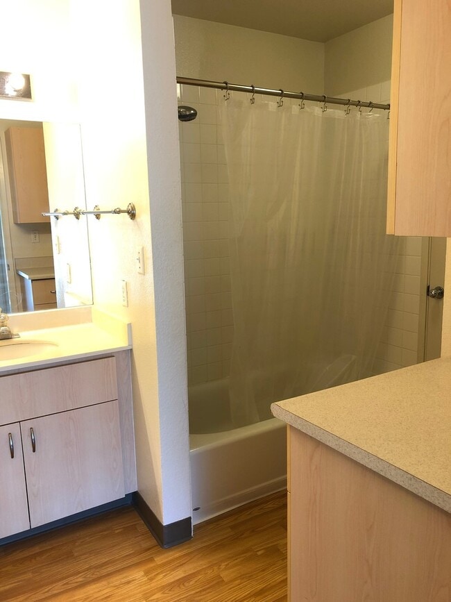 Building Photo - Crosspointe - 2 Bdrm/1 Bath Bottom Corner ...