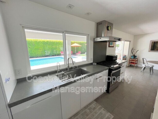 Building Photo - 2885 E Venetia Rd