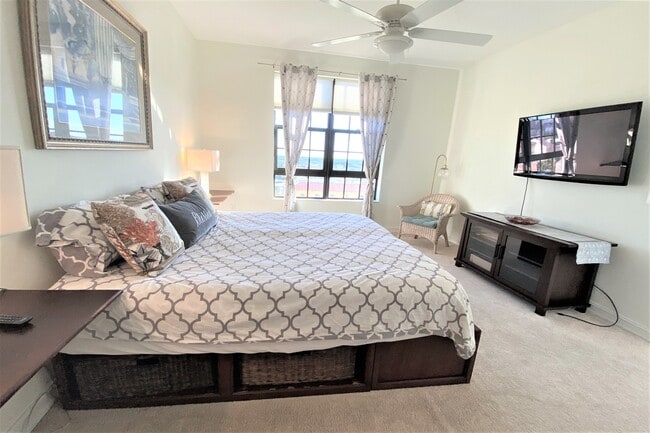 Building Photo - 801 S Olive Ave