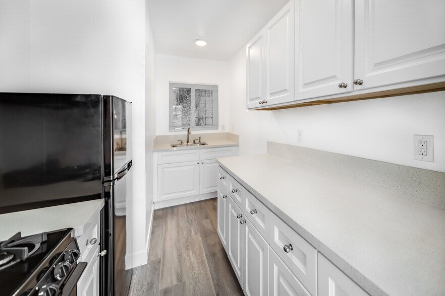 kitchen - 1724 1/2 Rotary Dr