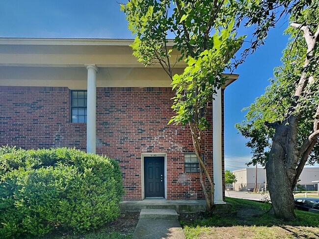 Building Photo - 930 Southmoor Dr