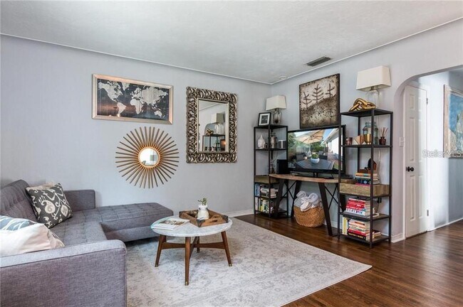 Building Photo - 1400 Locust St NE