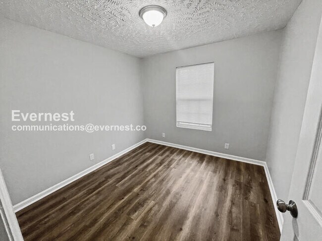 Building Photo - Limited Time Special Offer! / 3 Bed, 2 Bath Home with Garage / Pet-Friendly / Available Now!