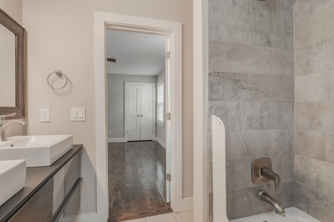 Building Photo - Charlotte Park/Nations bungalow home for r...