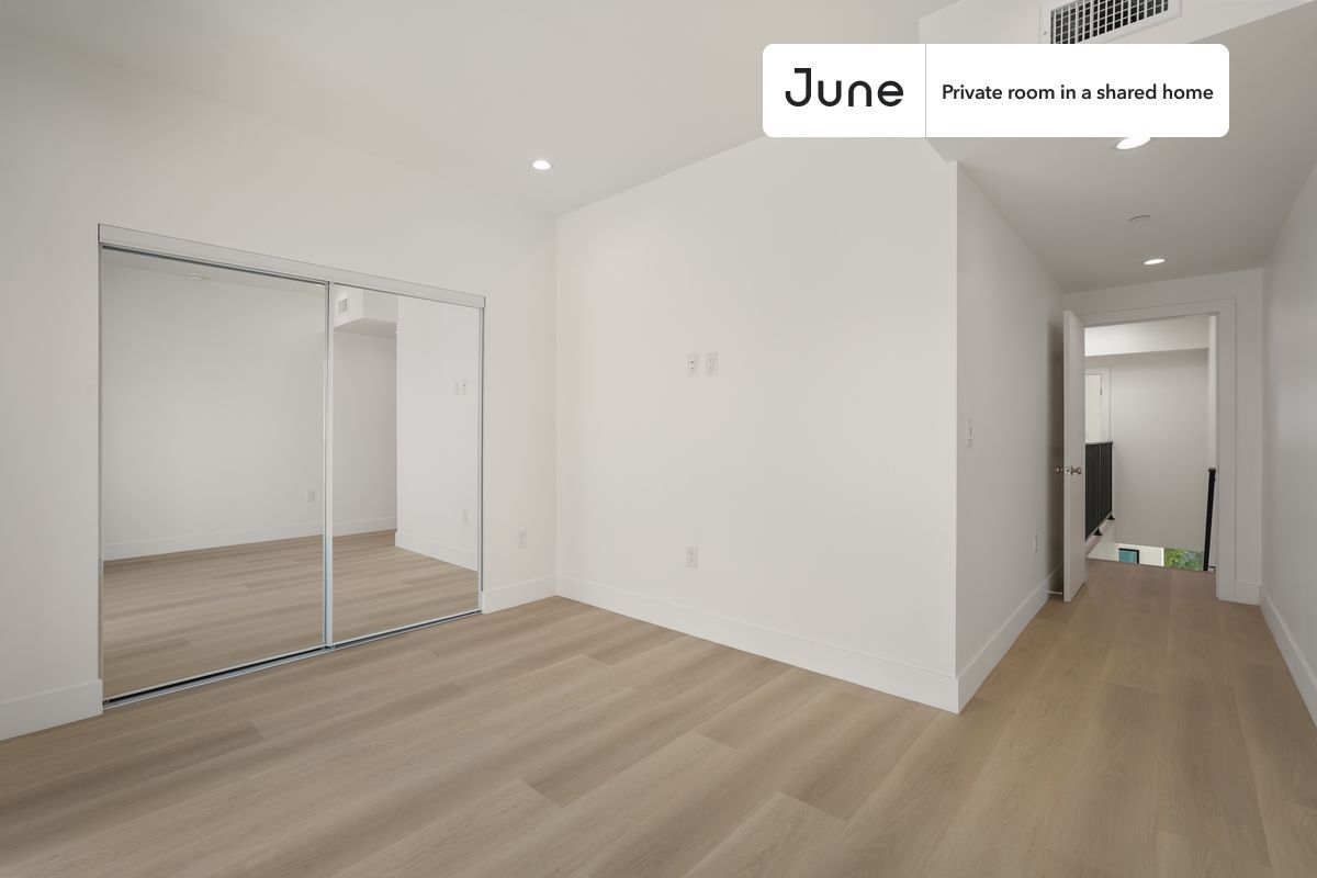 Building Photo - Private bedroom in 5 bed/5 bath Home