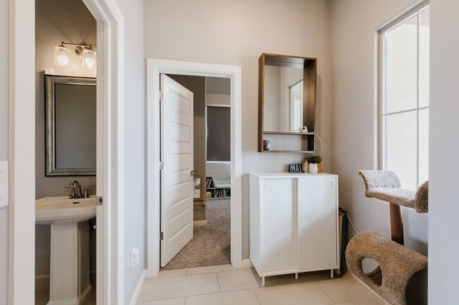 Building Photo - Modern 5 Bedroom Home with Solar Panels - MOVE IN SPECIAL: FIRST MONTH FREE!