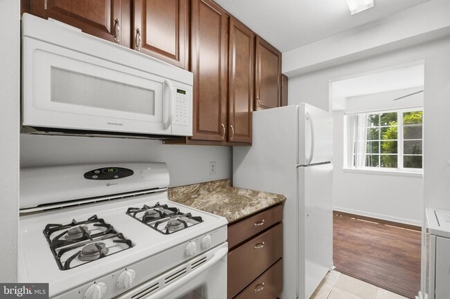 Building Photo - 1521 Colonial Dr