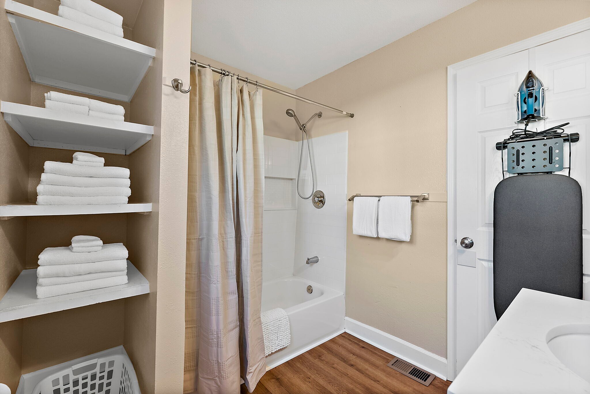 Building Photo - 126 E 43rd St