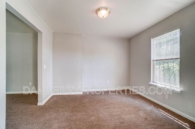 Building Photo - 3739 Willow Run Dr