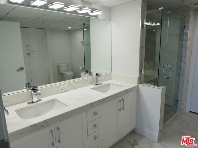 Building Photo - 13700 Marina Pointe Dr